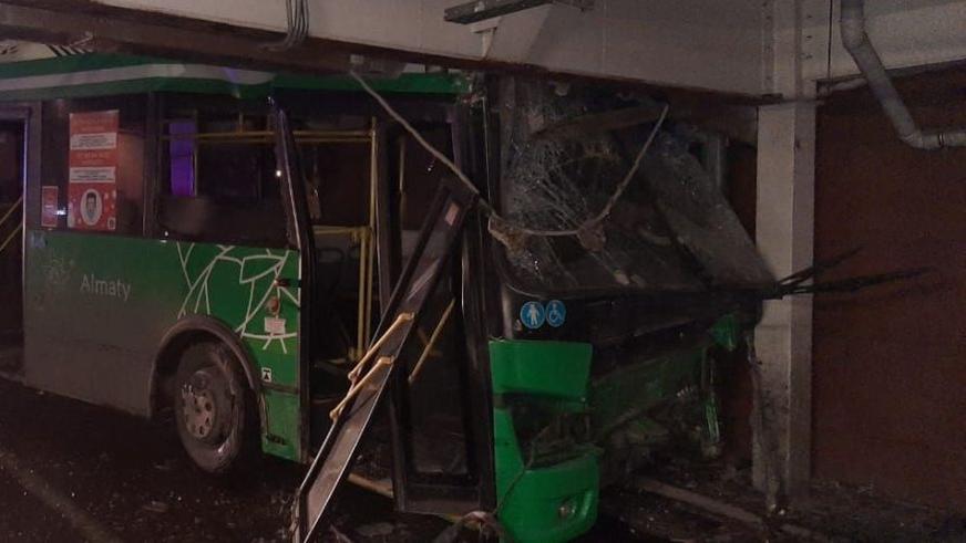 Автобус выскочил на тротуар в Алматы. Пять пешеходов пострадали