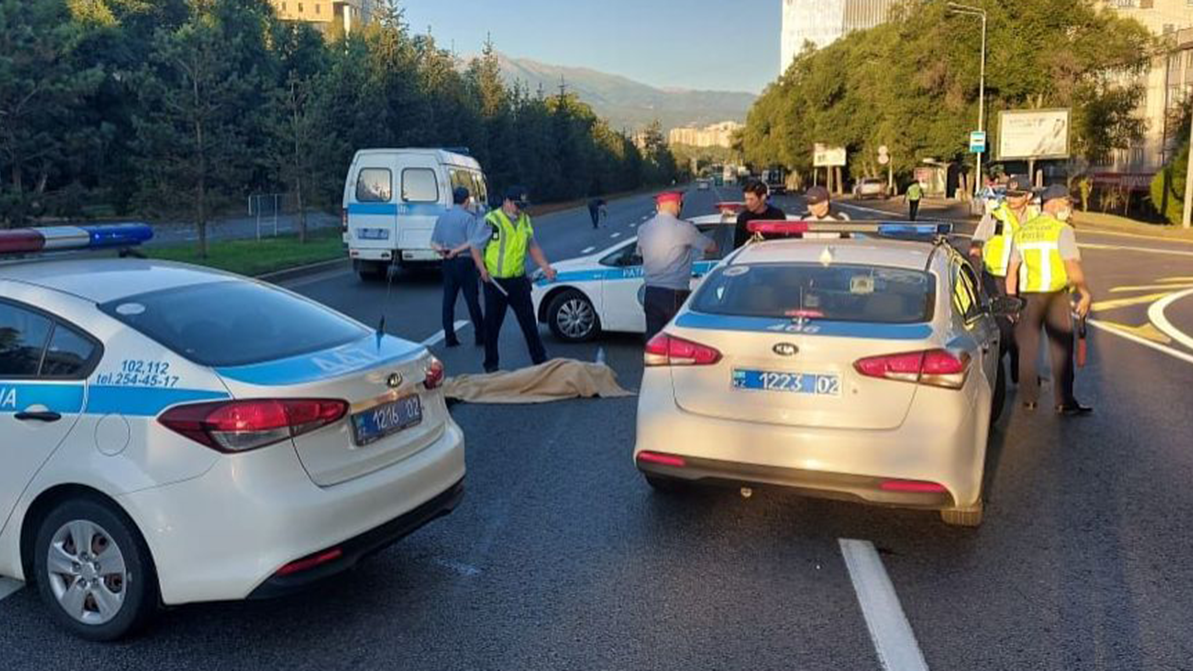 Мотоциклист насмерть сбил велосипедиста в Алматы и сбежал