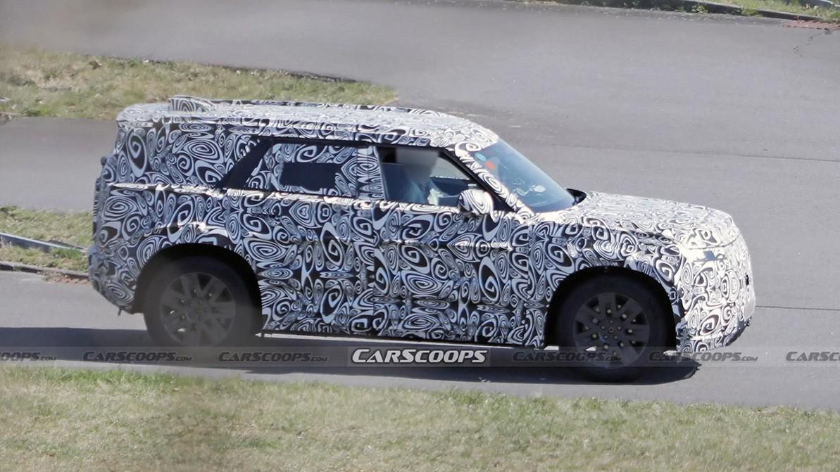 Маленький Land Rover Defender вышел на испытания