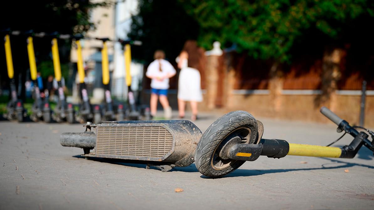 Кикшеринговые компании начнут наказывать за брошенные электросамокаты