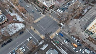 Пешеходную фазу на светофоре подключили ещё на двух перекрёстках в Алматы