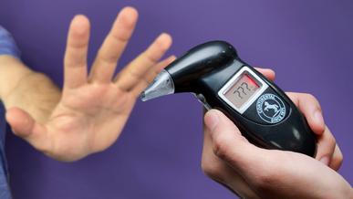 «Дыхни!» — «Не буду!» В каких случаях водителю можно отказаться «дуть в трубочку»