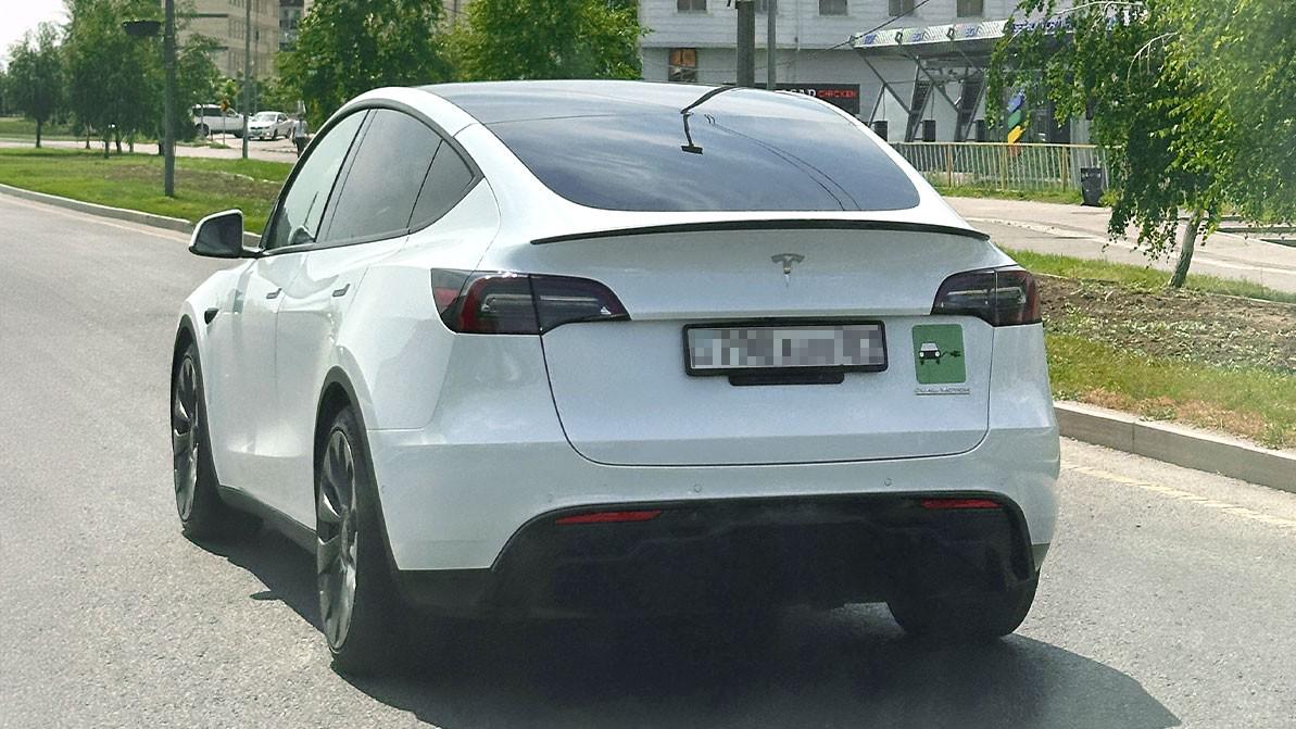 Наклейку «Электромобиль» можно будет клеить по желанию