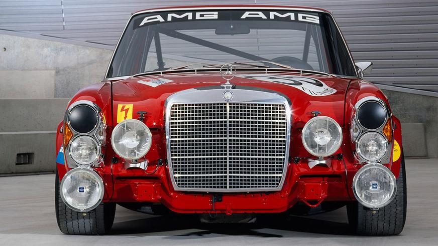 В Mercedes-Benz не забыли «Красную свинью»