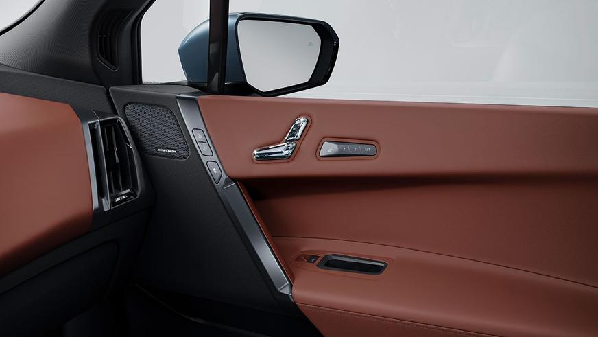 Электрический BMW iX стал дальнобойнее и быстрее