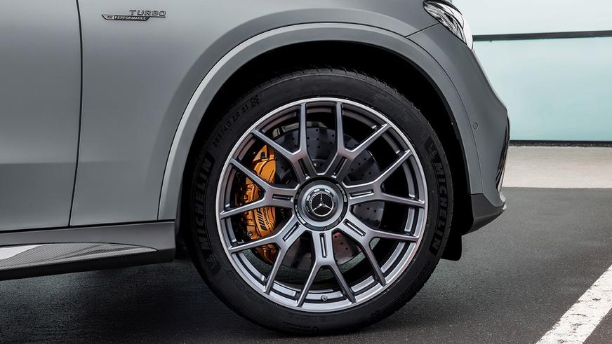 Кросс-купе Mercedes-Benz GLC получило сразу две версии от AMG