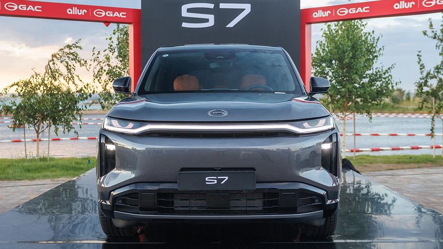 GAC привёз в Казахстан гибридный кроссовер S7