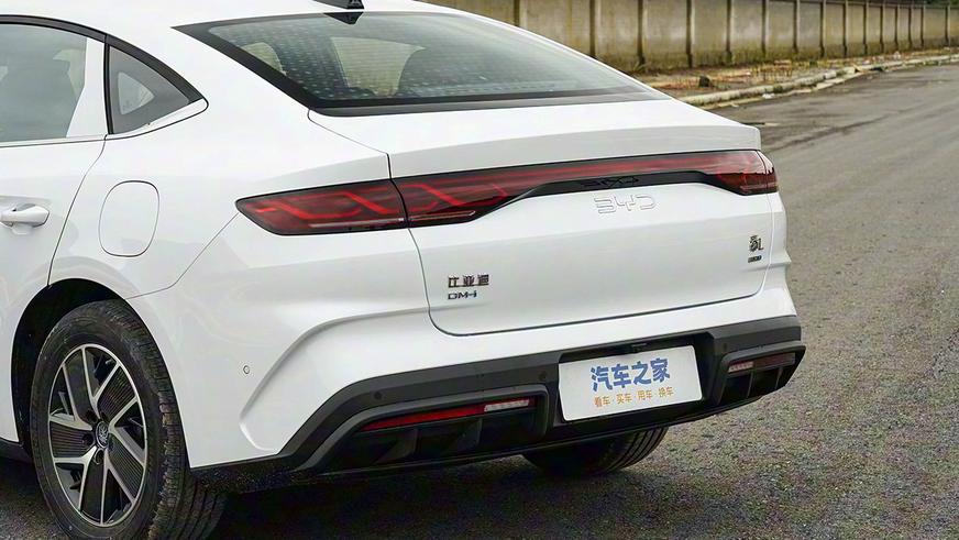 BYD улучшил гибридный седан Qin L. Известны цены