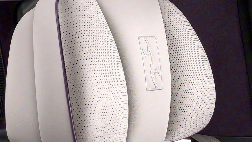 Внедорожник Yangwang U8L ударили пальмой по крыше и сбросили в воду