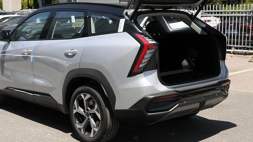 В Китае начались продажи обновлённого Geely Atlas