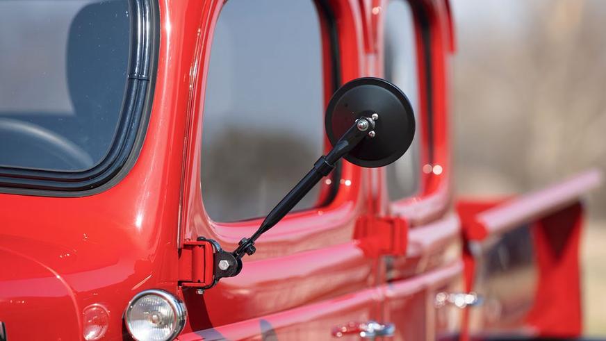 Старый грузовичок продают по цене суперкара