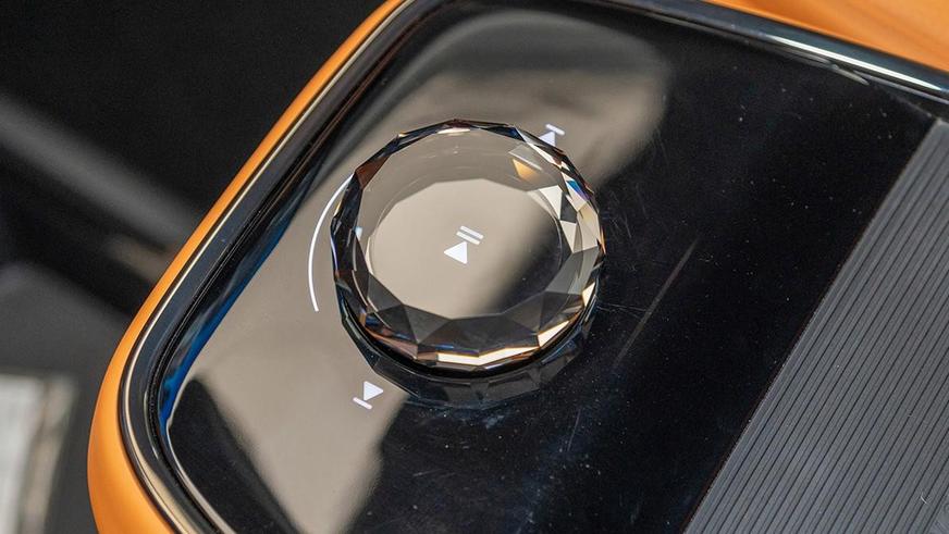 Geely выпустит новый гибридный минивэн