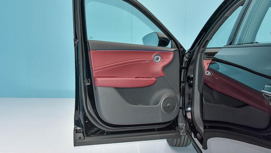 Hongqi HS6 стал самым дальнобойным гибридным кроссовером