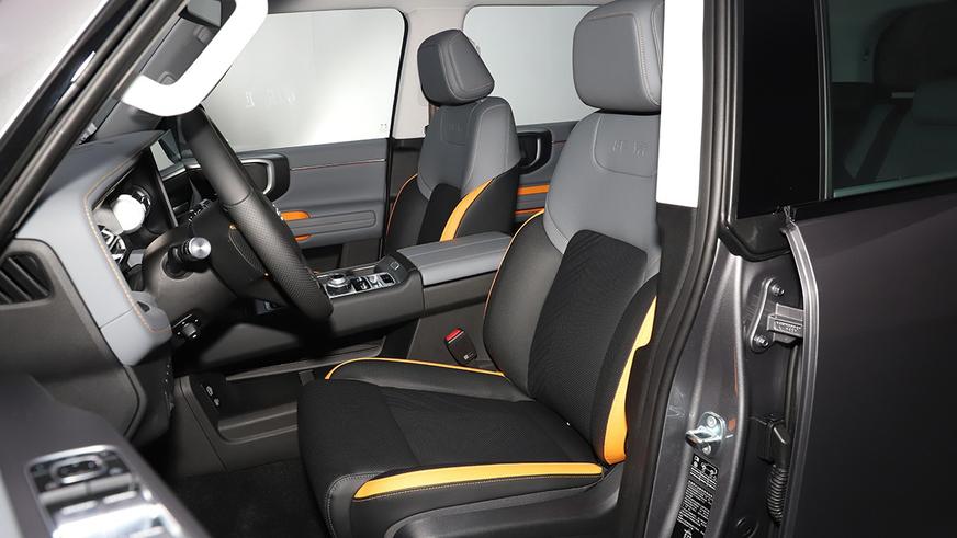 Тамаша сапада порно ағып жатқан киска