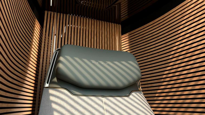 Lexus LS стал роскошным вэном с шестью колёсами