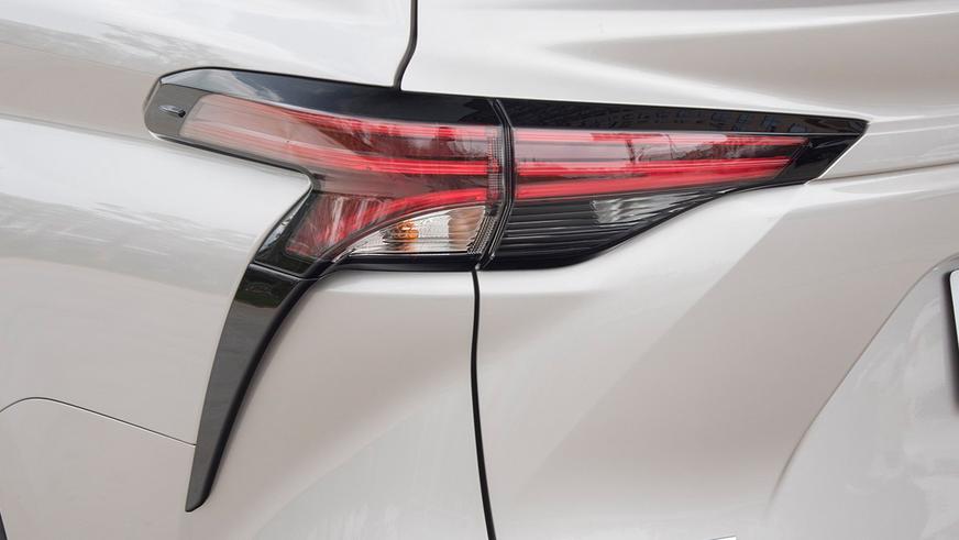 Минивэн Toyota Sienna в Китае получил полный привод и подешевел