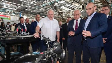 Лукашенко “Минск” мотоциклінің бар бөлшегі шетелден келетінін білді