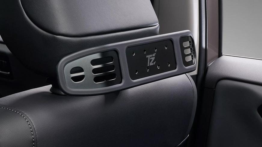 Новый Toyota RAV4 получил сразу два бодикита в Японии