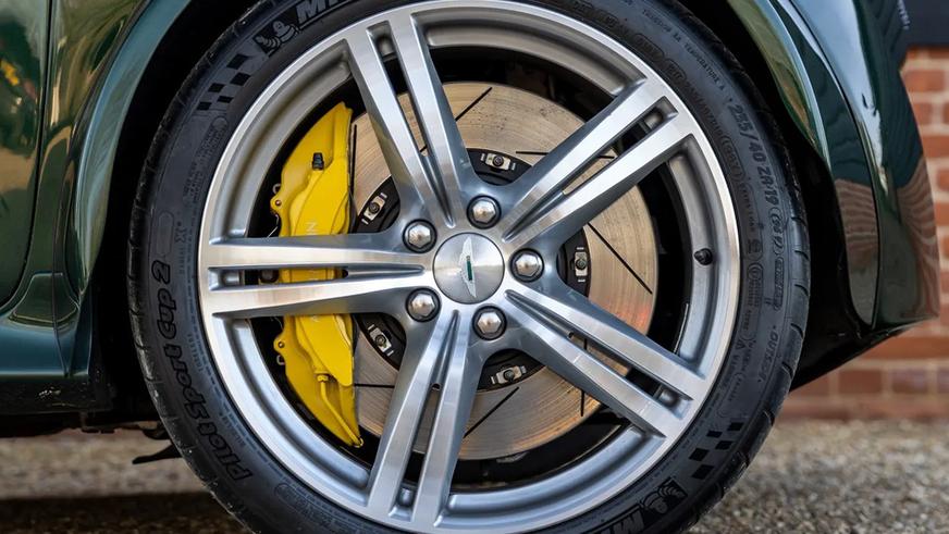 Уникальный Aston Martin в продаже. Микрохетч с большим V8