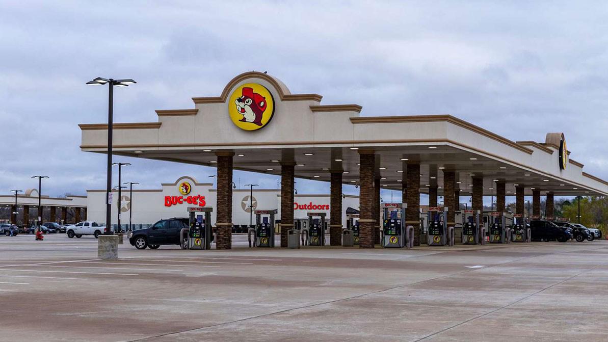 Самая большая АЗС в мире: заправить 120 авто за раз