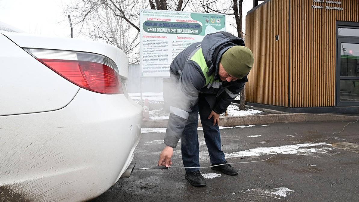 В Алматы объявлена «охота» на авто с грязным выхлопом