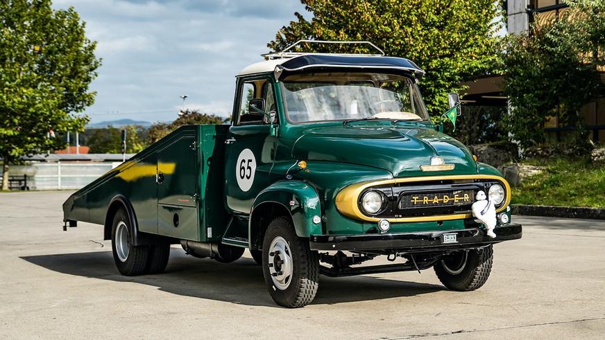 Раритетный формульный болид выставили на торги вместе с трейлером