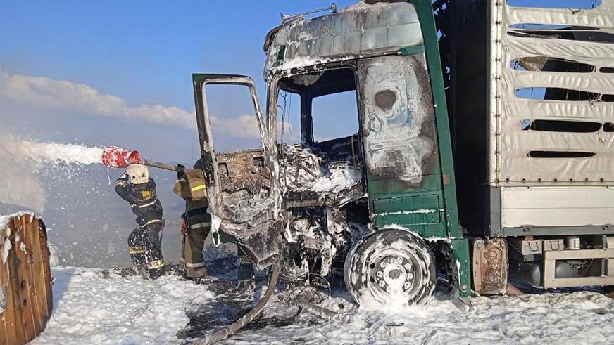 В Павлодаре столкнулись две фуры и Honda CR-V