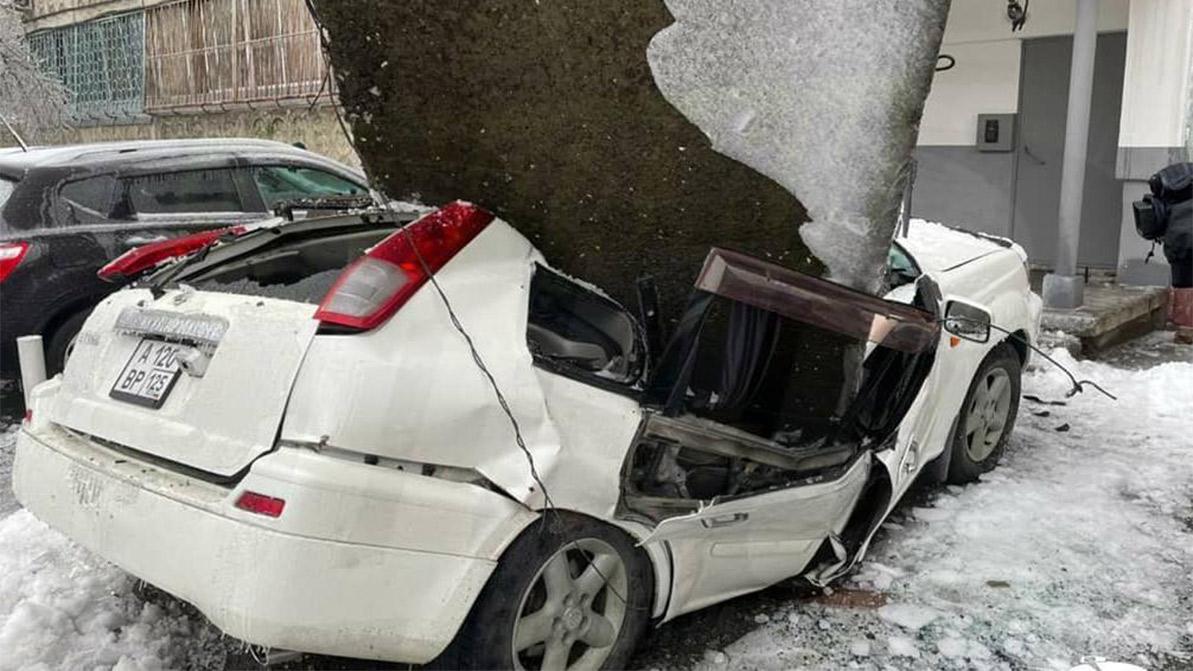 Бетонная плита раздавила Nissan X-Trail во Владивостоке