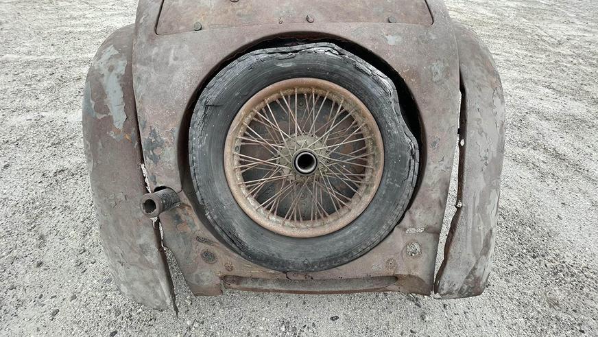 С молотка уйдёт полуразрушенный Bugatti, на котором возили слонов