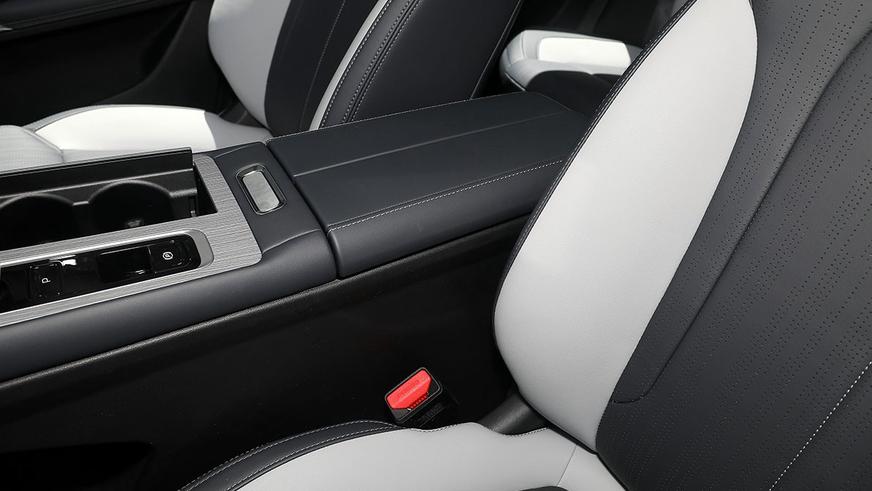 В Китае начались продажи обновлённого Geely Atlas