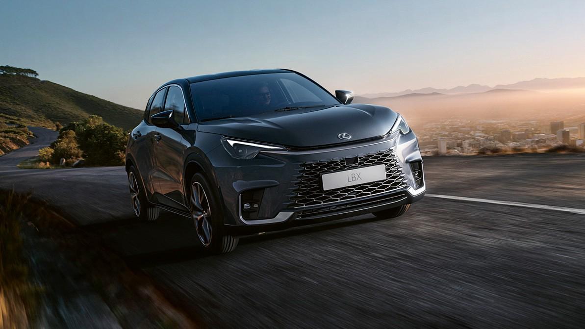 Lexus шағын LBX кроссоверін көрсетті