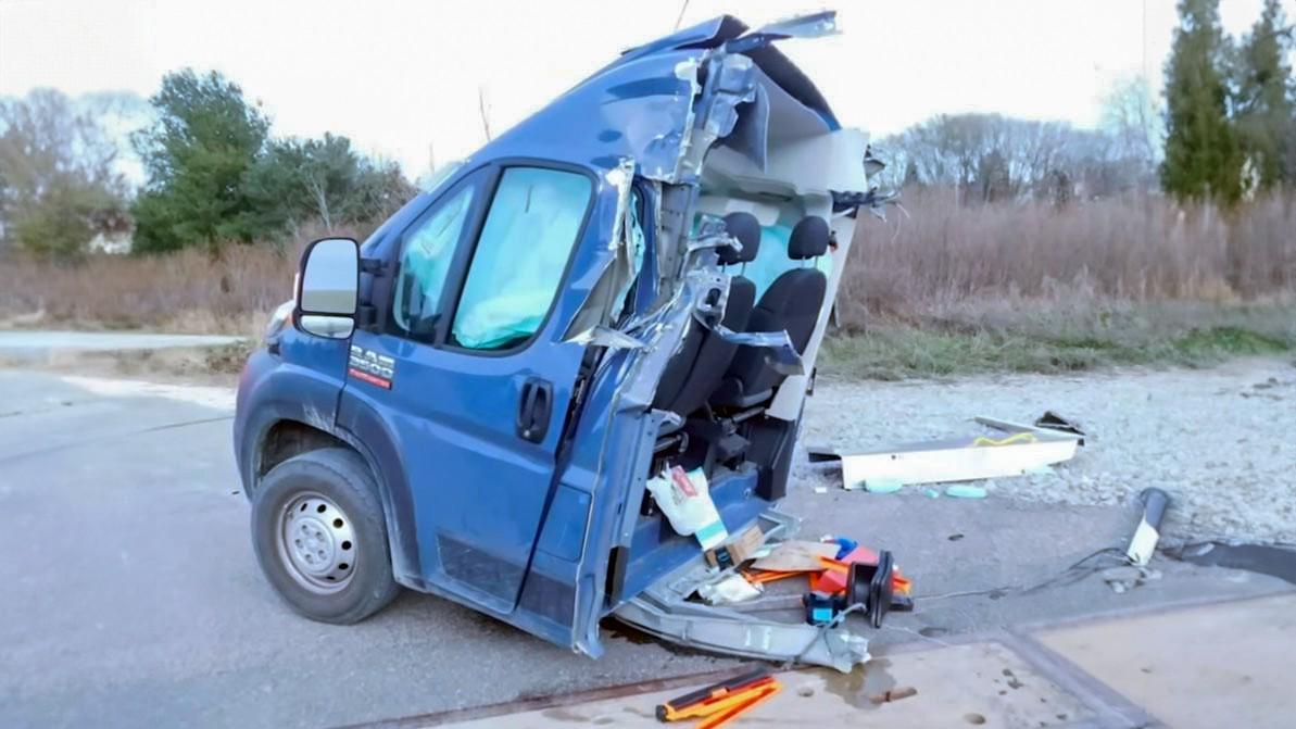 Пойыз бен фургон соғылған сәт бейнетіркеуішке түсіп қалды