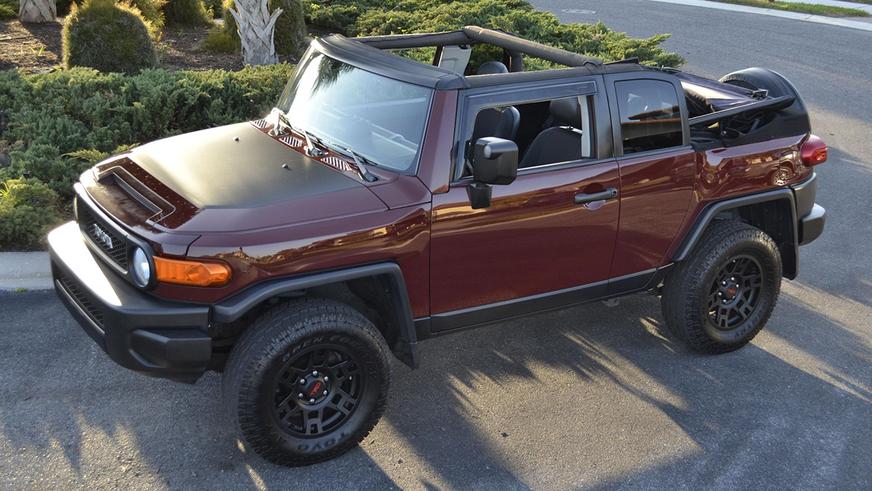 На продажу выставлен редкий FJ Cruiser с мягким верхом