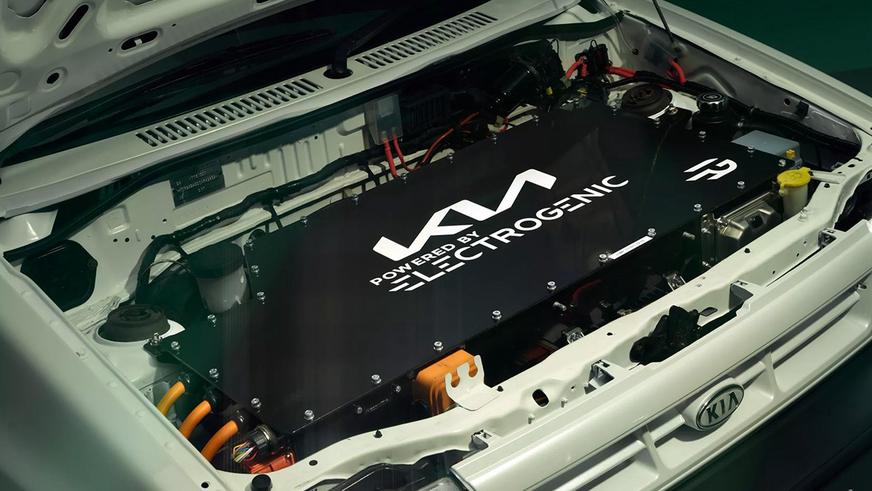 1990 жылдардағы бюджеттік Kia механикалық беріліс қорабы бар электрокарға айналды