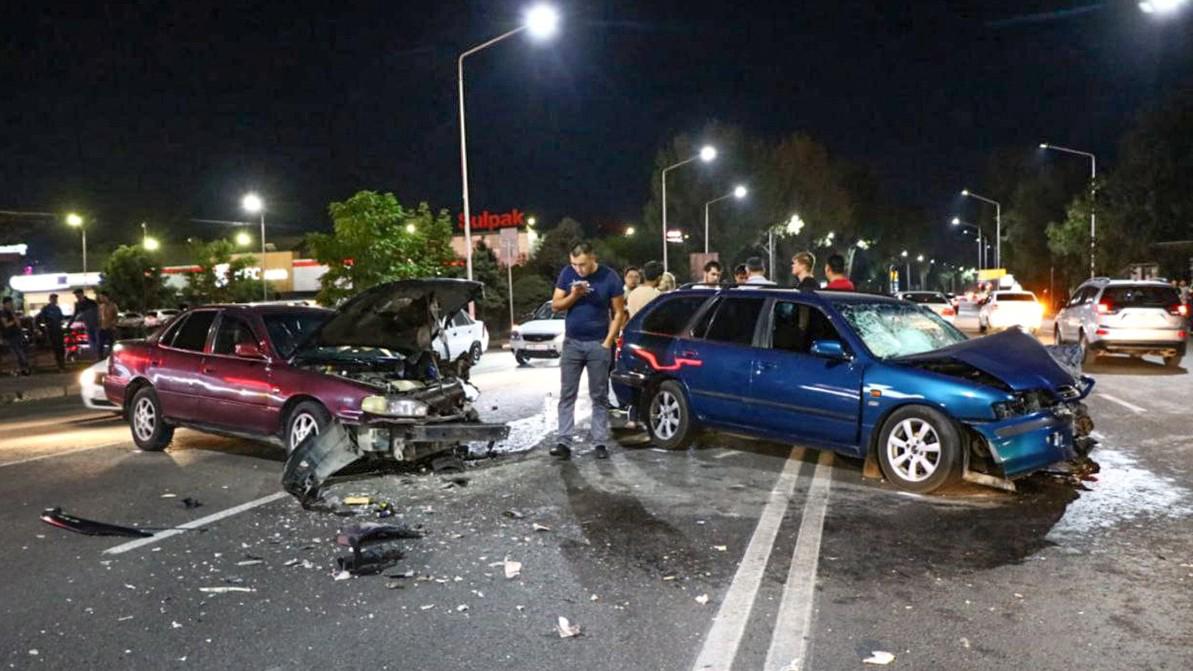 Пешеход спровоцировал массовое ДТП в Алматы