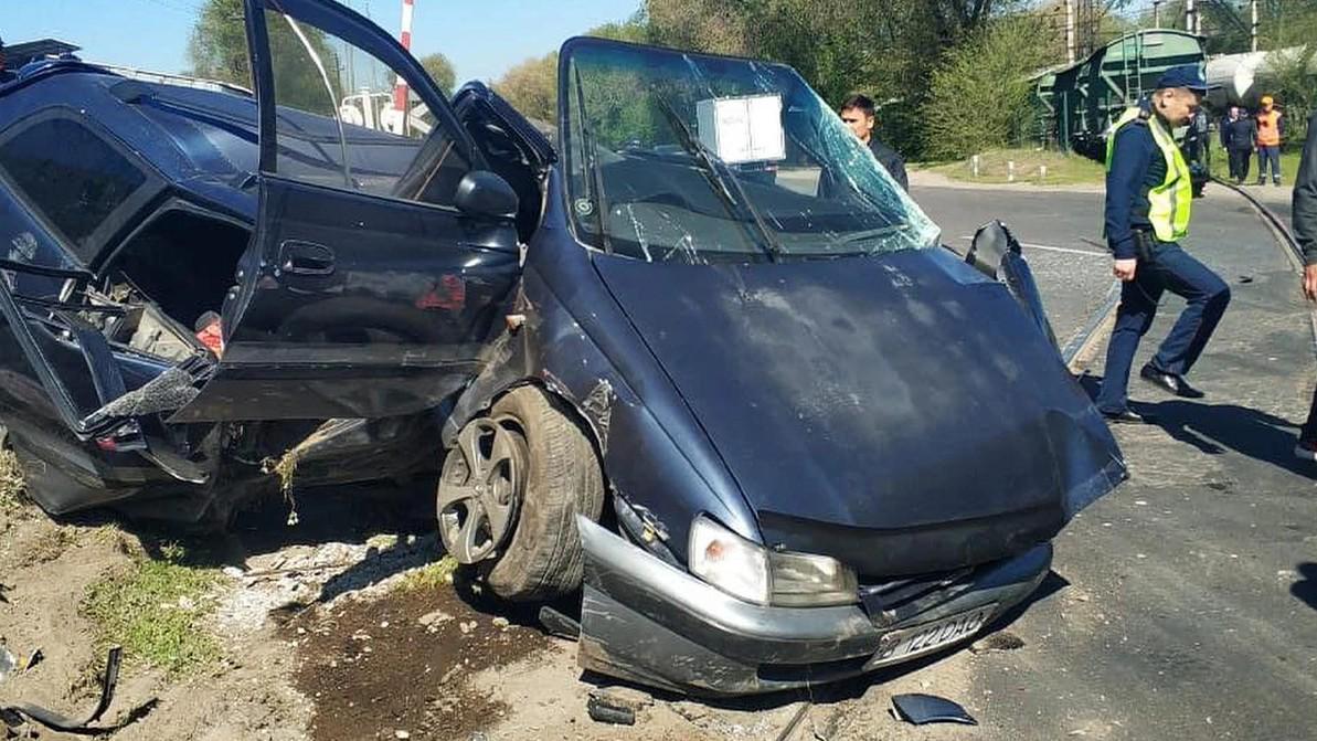 Поезд уничтожил два авто на переезде в Алматы