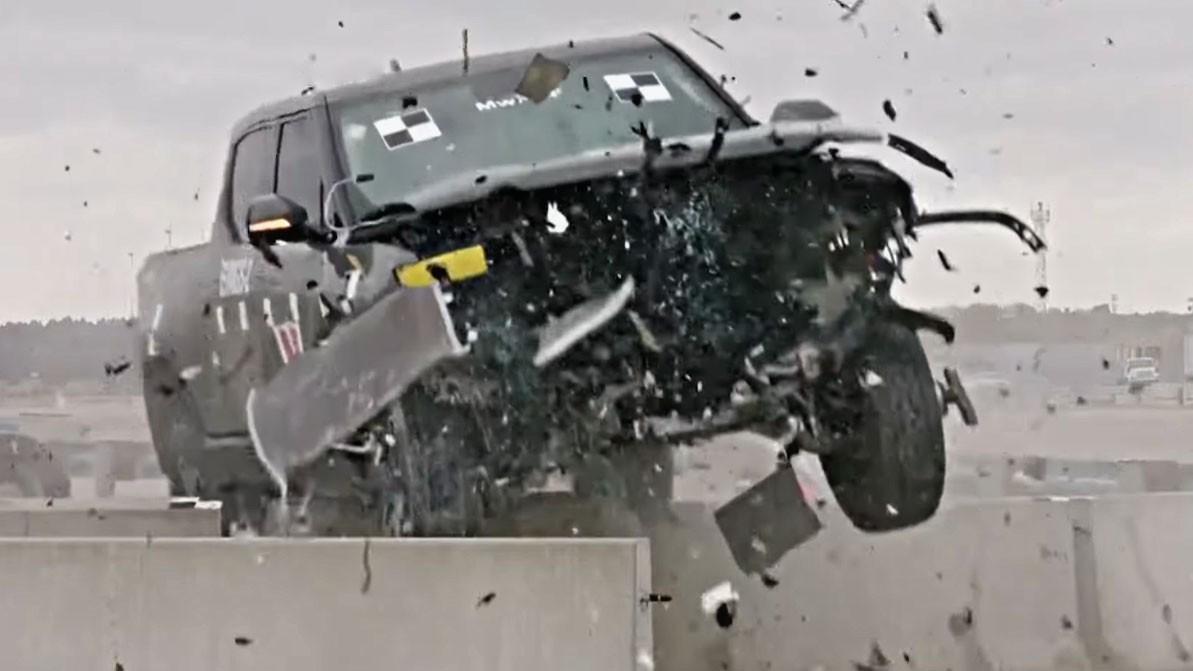 Жолдағы қоршаулар электромобиль соққысына шыдамайды