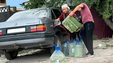 Казахстанский бензин из баклажек в Кыргызстане