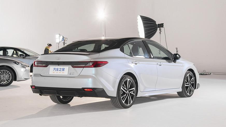 В Китае показали свою Toyota Camry с атмосферником и другим салоном