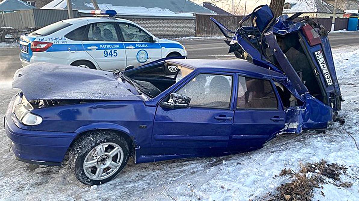 Наркоман на&nbsp;&laquo;четырке&raquo; врезался в&nbsp;дерево в&nbsp;Экибастузе