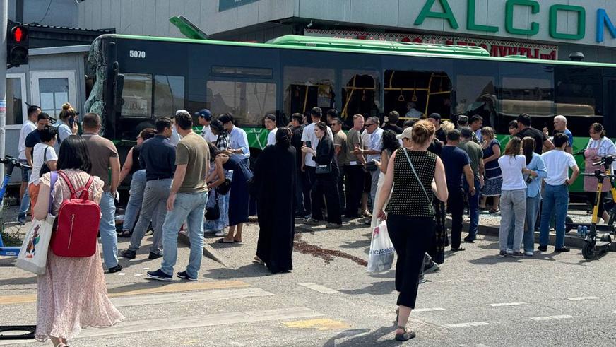 Крупное ДТП с автобусом в Алматы. Один человек погиб