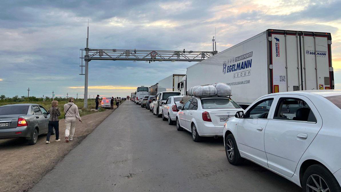 Гигантские пробки выстроились на границе с Россией