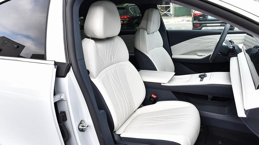 У Geely появился дальнобойный и быстрый электроседан