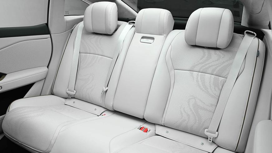 Электроседан Toyota bZ7 поступил в продажу по цене от 12.8 млн тенге