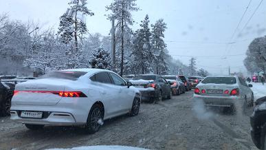 Дорожная ситуация в Алматы: снегопад, перекрытия и пробки
