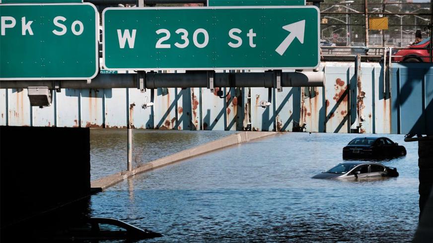 В Нью-Йорке под толщей воды оказались дороги и станции метро