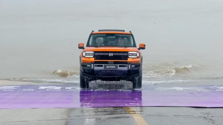 Новый Jetour стал первым автомобилем, форсировавшим реку Янцзы