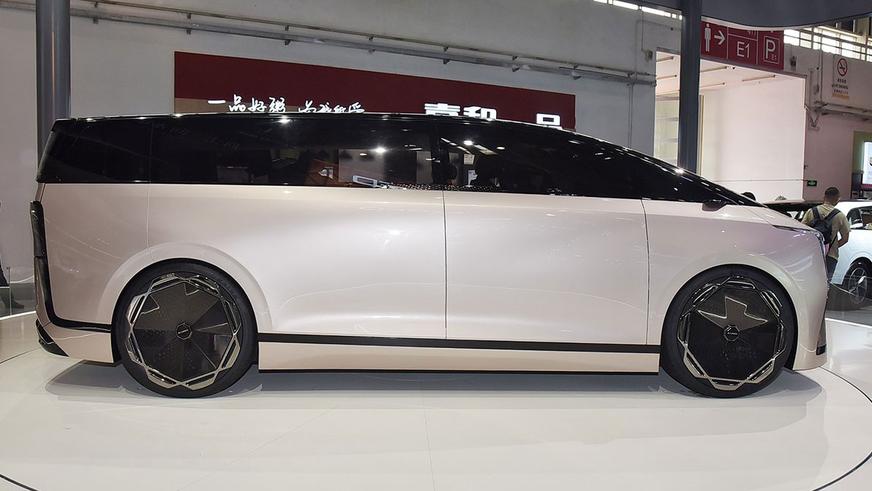 Exeed показала роскошный салон своего первого минивэна