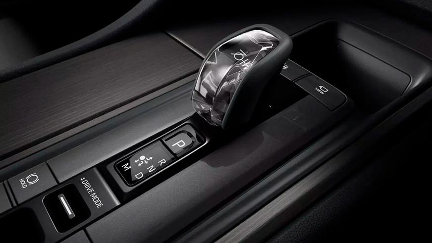 Юбилей Crown в Toyota отметили сразу двумя спецверсиями