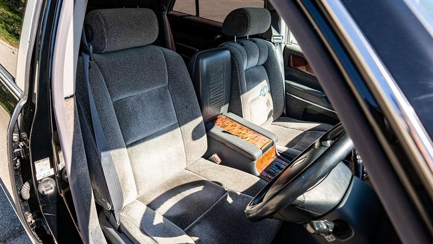 Toyota Century продали по цене бюджетной малолитражки